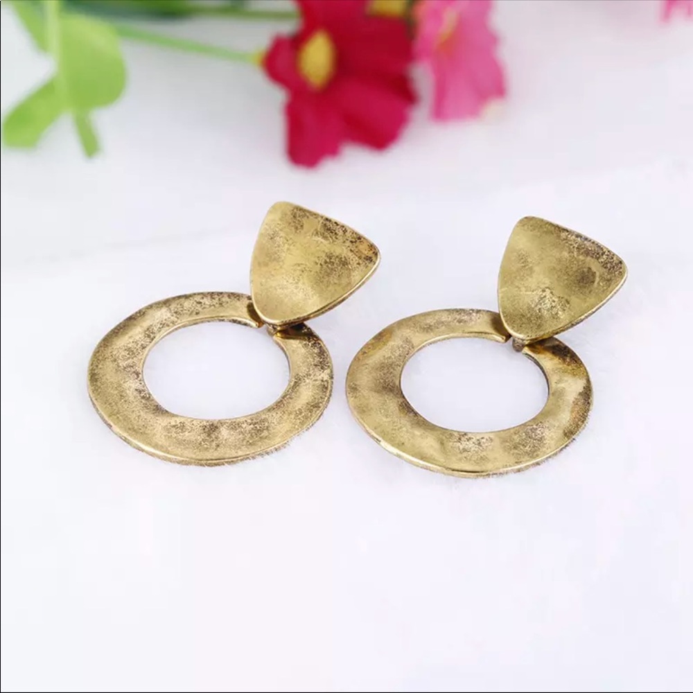 Vintage style door knocker earrings in Gold
